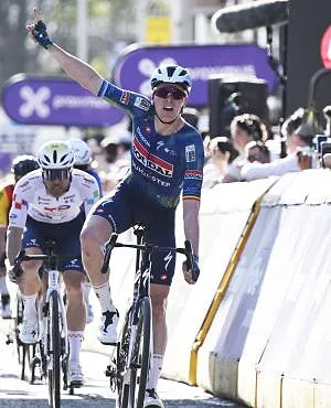 Tim Merlier remporte le GP de l’Escaut pour la troisième année consécutive dans un final marqué par les chutes