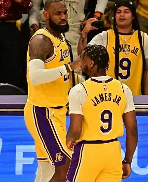 Bronny pour LeBron, les James marquent l’histoire : premier assist d’un fils pour son père en NBA