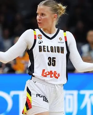 A peine débarquée à New York, Julie Vanloo marque les esprits avec un double double