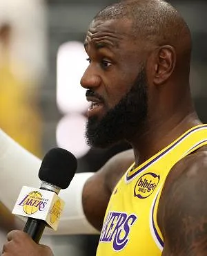 Un soutien insolite avant Roubaix : LeBron James adresse un message à Mathieu van der Poel