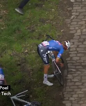 Mathieu van der Poel a-t-il perdu toutes ses chances d’un quadruplé dans la Trouée d’Arenberg ?