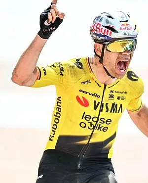 Parix-Roubaix : Il l’a fait ! Wout Van Aert s’impose au sprint face à Tadej Pogacar