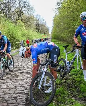 « C’était vraiment idiot de ma part » : l’erreur d’Alpecin qui a coûté Paris-Roubaix à Van der Poel