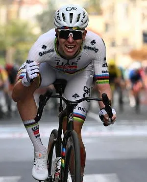 Le maillot porté par Pogacar à Sanremo vendu aux enchères, le Slovène double la mise pour la bonne cause