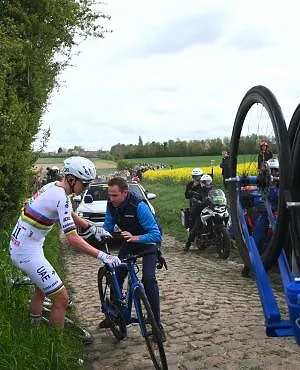 « Le dépannage a été rapide, c’est l’essentiel » : Shimano se défend face aux critiques de Pogacar