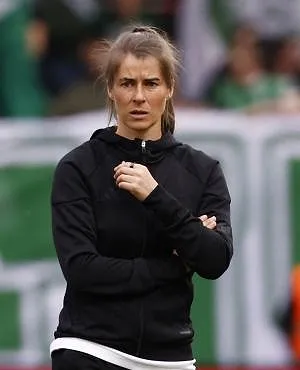 Moment historique : Marie-Louise Eta devient la première femme entraîneure principale dans un grand championnat !