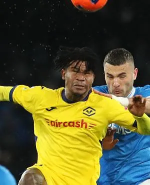 Lunaire : Gift Orban s’est battu avec un supporter de son club ! (video)