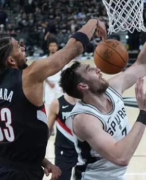 Les Blazers de Toumani Camara reviennent à 1-1 contre San Antonio, Wemby est sorti après un choc