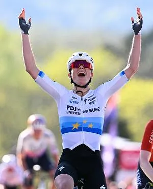 Flèche Wallonne dames : Demi Vollering résiste à Pieterse et s’impose au sommet du Mur de Huy grimpé au train