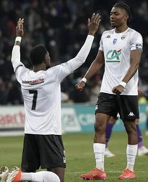 Scène cocasse en Ligue 2 : faute de joueurs aptes, un analyste vidéo doit participer à l’entraînement