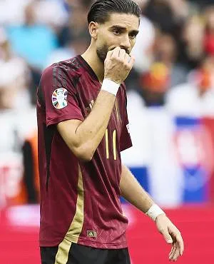 Victime d’une grosse semelle, Yannick Carrasco monte dans les tours et applaudit l’arbitre avant d’être exclu