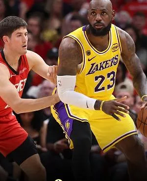 NBA : LeBron James héroïque à Houston, les Spurs gagnent sans Wembanyama