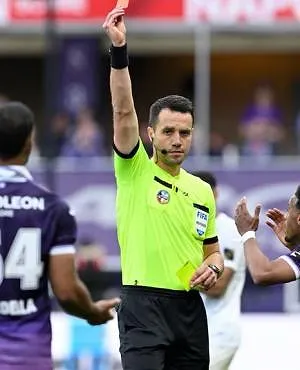 « Ne soyez pas fâché contre moi ! » : DAZN a montré les images de la discussion entre l’arbitre et la VAR sur le carton rouge de Sardella !