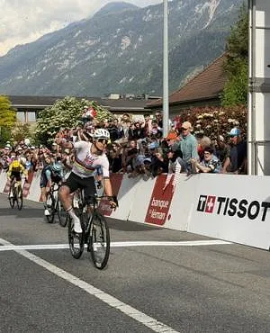 Tour de Romandie : Tadej Pogacar frappe fort d’entrée avec une victoire et la prise du maillot de leader