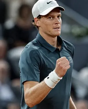 Jannik Sinner se défait d’Arthur Fils en deux sets et se qualifie pour la finale du M1000 de Madrid