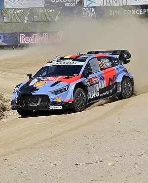 WRC Portugal : Thierry Neuville 4e après la première journée, Oliver Solberg en tête