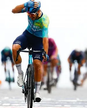 Giro : Davide Ballerini profite d’une chute dans le dernier kilomètre pour battre Stuyven au sprint
