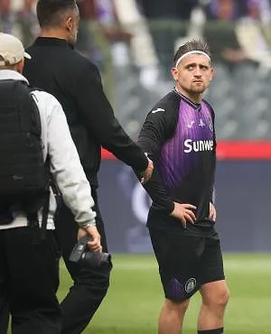 « On connaît la compo une heure avant le match » : Bertaccini attaque les méthodes de Taravel