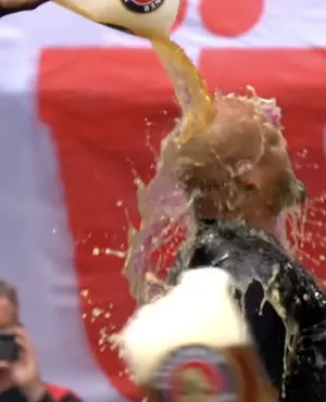 Champion avec le Bayern, Vincent Kompany n’a pas échappé à la traditionnelle douche de bières !