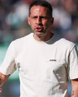 « L’an dernier j’ai perdu le titre et mon travail à cause d’un seul homme, et aujourd’hui ça se reproduit », Yannick Ferrera furieux sur l’arbitrage de Lommel-Dender