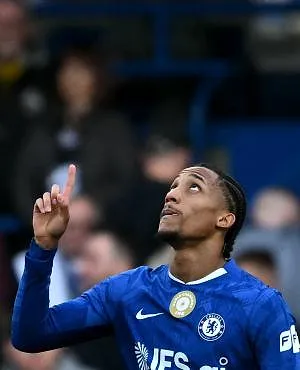 Joueur de la saison à Chelsea, mais pas sélectionné avec le Brésil : la terrible vidéo de l’annonce pour João Pedro, entouré de ses proches