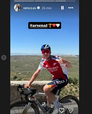 Evenepoel fête le titre d’Arsenal avec un maillot des Gunners lors de son entraînement