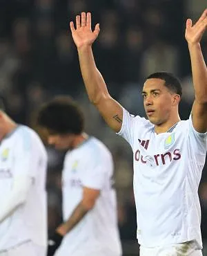 En finale, Youri Tielemans montre la voix à suivre aux Villans d’une superbe reprise de volée !