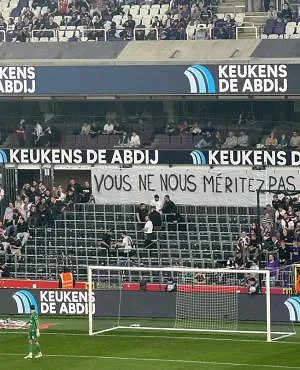Des supporters d’Anderlecht décident… de jouer au kicker dans le stade !