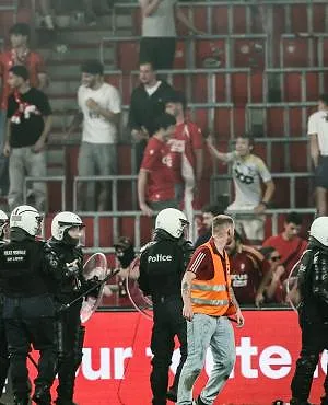 Envahissement de terrains, jets de fumigènes, bagarres entre supporters : les images choquantes d’un choc wallon qui a totalement dégénéré