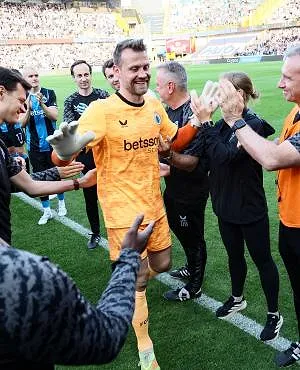 Haie d’honneur pour le dernier match de la carrière de Simon Mignolet