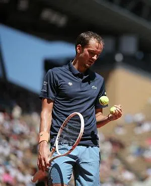 Premier coup de tonnerre à Roland-Garros : Daniil Medvedev éliminé dès le 1er tour !