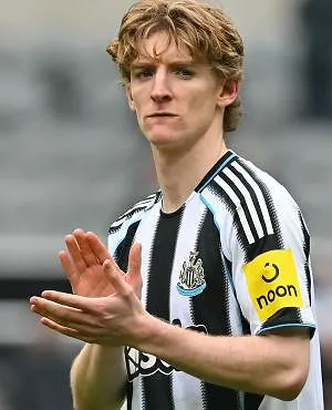 C’est fait : Anthony Gordon va rejoindre le FC Barcelone !