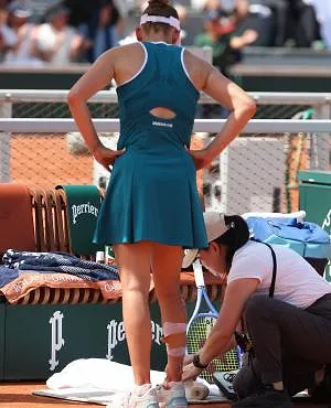 Touchée au mollet droit, Elise Mertens perd au second tour de Roland-Garros