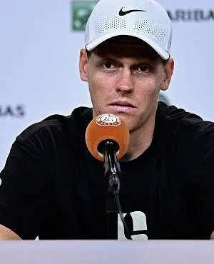 « Il faisait chaud mais ça allait » : Jannik Sinner explique sa défaillance physique