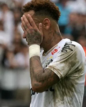 Déjà un contretemps pour Neymar : touché au mollet, il devrait manquer le premier match du Brésil au Mondial