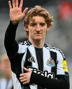 Anthony Gordon quitte Newcastle et s’engage pour cinq ans avec Barcelone