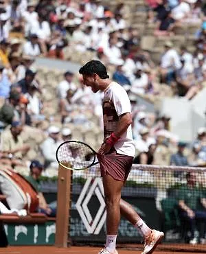 « J’avais très chaud et j’étais très émotif » : la drôle d’excuse de Vallejo suite à ses propos misogynes - Paraguay's Adolfo Daniel Vallejo reacts as he plays against France's Moise Kouame during their men's singles match on day 5 of the French Open tennis tournament on Court Suzanne-Lenglen at the Roland-Garros Complex in Paris on May 28, 2026. Dimitar DILKOFF / AFP