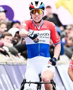 Giro Donne : Lorena Wiebes remporte la première étape au sprint et prend la tunique rose de leader