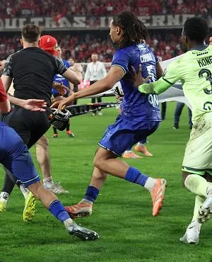 Standard-Charleroi : les clubs risquent 3 et 4 matchs à huis clos ! 3 joueurs risquent au moins 3 matchs de suspension