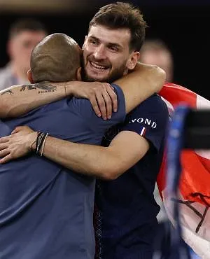 Khvicha Kvaratskhelia est élu meilleur joueur de la Ligue des Champions !
