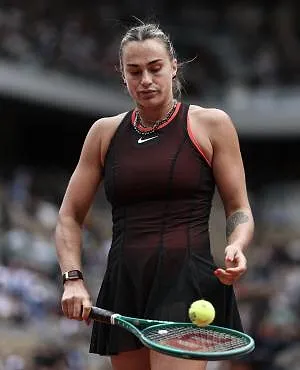Coup de tonnerre à Roland-Garros : Sabalenka explose en plein vol et Shnaider file en demi-finale