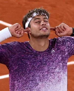 Roland-Garros : Flavio Cobolli écarte Auger-Aliassime et atteint sa première demi-finale en Grand Chelem
