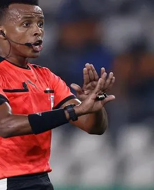 Un des meilleurs arbitres africains a été refoulé à son arrivée aux États-Unis !