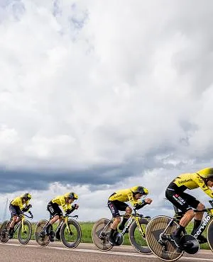 La Visma de Wout van Aert remporte le chrono par équipe, Alex Baudin reste en jaune