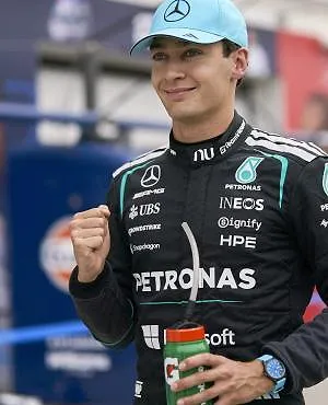 George Russell décroche la pole à Barcelone devant Lewis Hamilton et Kimi Antonelli