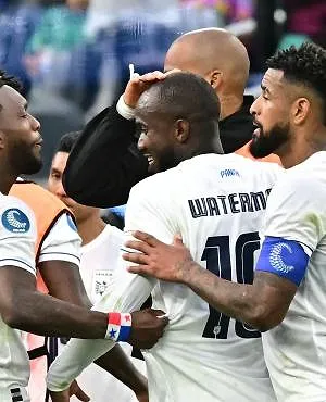 «Jij bent mijn idool»: de bijzondere viering van een Panamese speler met... Thierry Henry!