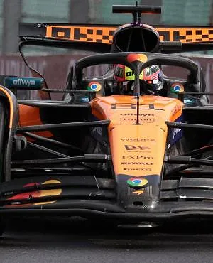 Oscar Piastri (McLaren) wint in Spa voor zijn teamgenoot Lando Norris en Charles Leclerc (Ferrari)