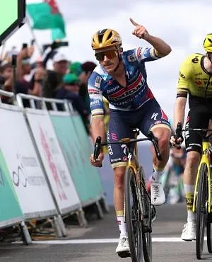 Remco Evenepoel viert overwinning op Britse wegen in Tour of Britain