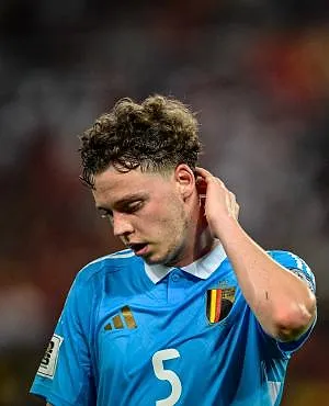 Door een tegenstander in de reclameborden geduwd, De Cuyper gaat eruit met een knieblessure