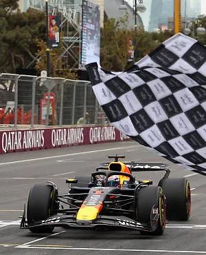 F1 Azerbeidzjan : Verstappen boekt vierde seizoenszege, WK-leider Piastri valt meteen uit